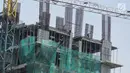 Pekerja menyelesaikan pembangunan gedung di kawasan Ampera, Jakarta, Kamis (4/4). Kementerian Pekerjaan Umum dan Perumahan Rakyat (PUPR) terus meningkatkan kompetensi pekerja di bidang konstruksi dengan mempercepat sertifikasi tenaga kerja. (Liputan6.com/Faizal Fanani)