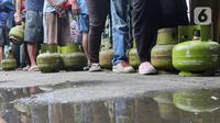 Larangan penjualan gas elpiji subsidi 3 kilogram pada toko-toko kelontong atau pengecer per 1 Februari 2025 menyebabkan warga kesulitan. (Liputan6.com/Herman Zakharia)