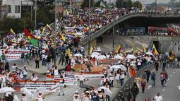Ribuan guru melakukan aksi unjuk rasa di Bogota, Kolombia, Selasa (6/6). Para guru yang telah mogok selama 27 hari terakhir ini menuntut peningkatan dan perbaikan upah. (AP Photo / Fernando Vergara)