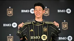 Pemain sepak bola Korea Selatan, Son Heung-min sesaat sebelum memberi keterangan terkait keputusannya bergabung dengan Los Angeles FC (LAFC) di Field Club, Stadion BMO, Los Angeles, Amerika Serikat pada 6 Agustus 2025. (Frederic J. Brown/AFP)