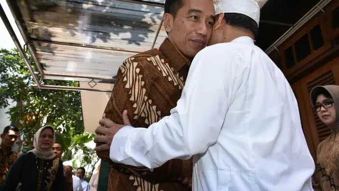 Jokowi Jenguk Hasyim Muzadi