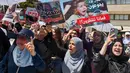 Warga Arab Israel memegang plakat dan meneriakkan slogan-slogan dalam aksi protes di dekat Kedutaan Besar Mesir di Tel Aviv pada 31 Juli 2025. (Jack GUEZ/AFP)