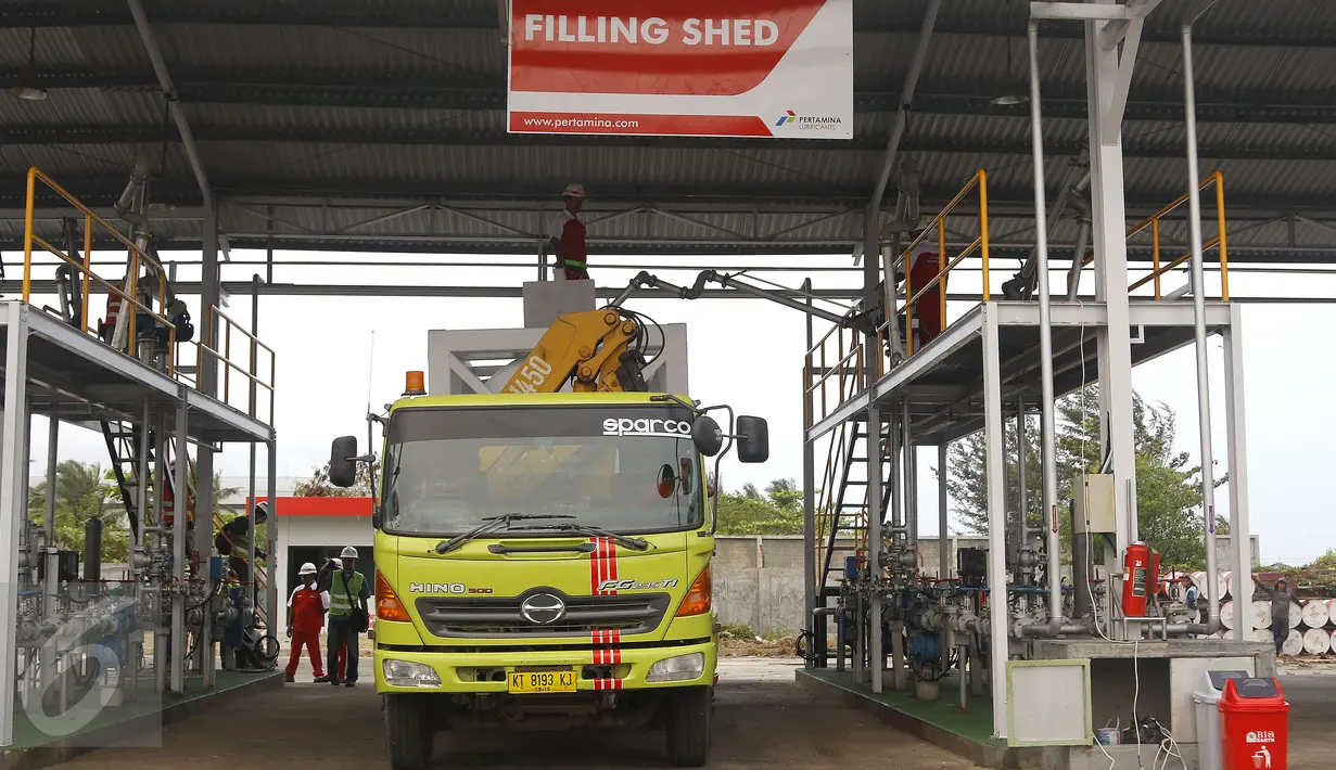 Pekerja menata drum berisi pelumas oli di Terminal Suplay Point (TSP) dan Distribusi Pelumas Pertamina di Batakan, Kalimantan Timur, Minggu (20/9/2015). TSP ini mampu menampung sebanyak 8.000 drum dan 820.000 Liter pelumas.(Liputan6.com/Yoppy Renato)