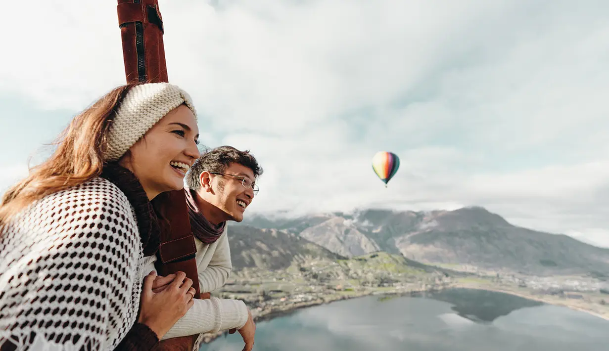 Selain naik balon udara, foto yang terbaru pasangan ini adalah tengah menikmati sejuknya salju. Potret keceriaan Nadine dan Dimas bermain salju. (instagram/dims_dine)