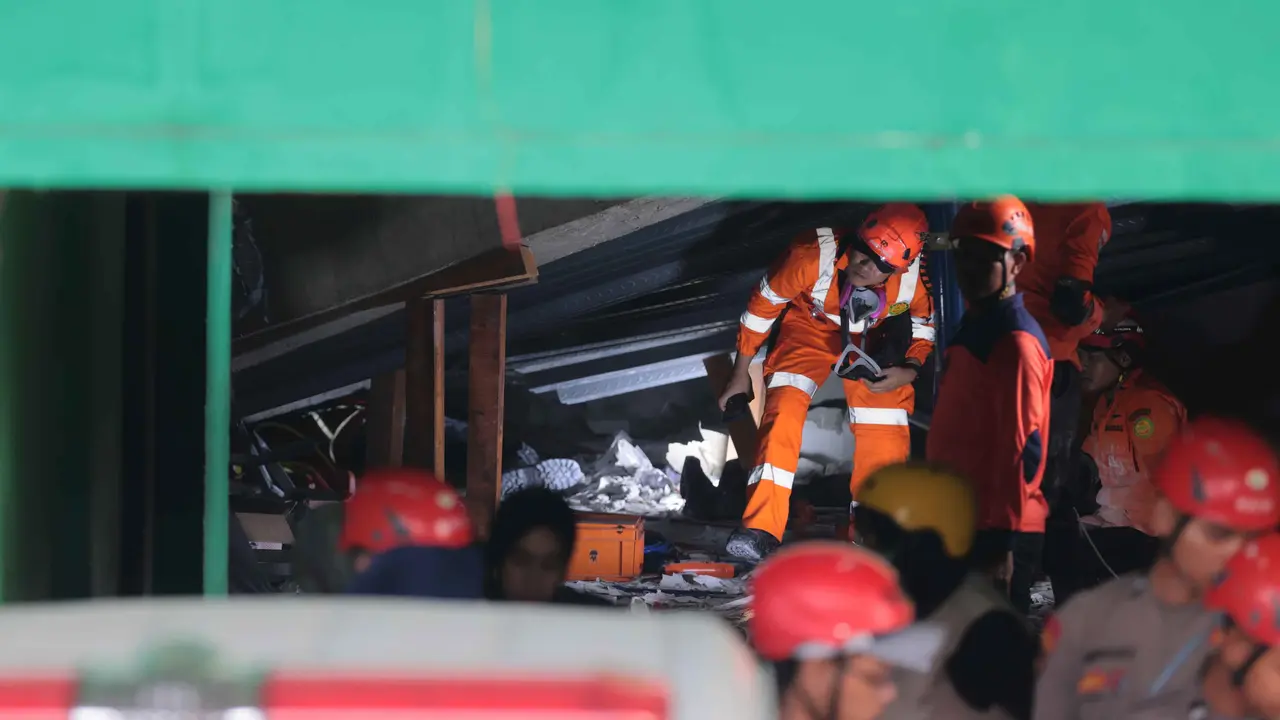 Harap Cemas Keluarga dan Kerabat Menanti Proses Evakuasi Santri di Ponpes Al Khoziny