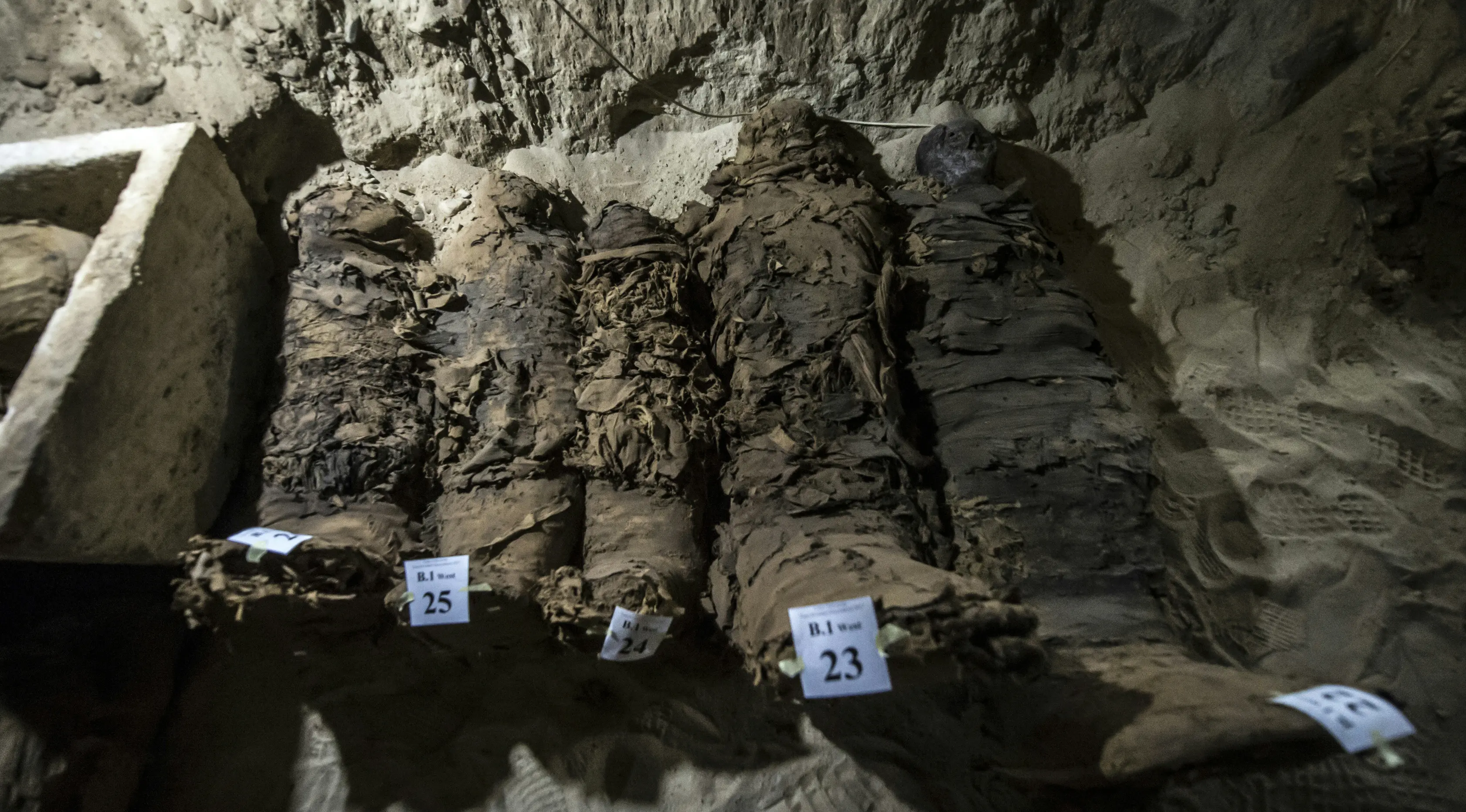 Penemuan di 17 mumi di distrik el-Gabal Touna ini semakin unik karena diketahui para mumi tersebut bukan berasal dari jenazah keturunan kerajaan Minya, Mesir, Sabtu (13/5). (AFP PHOTO / KHALED DESOUKI)