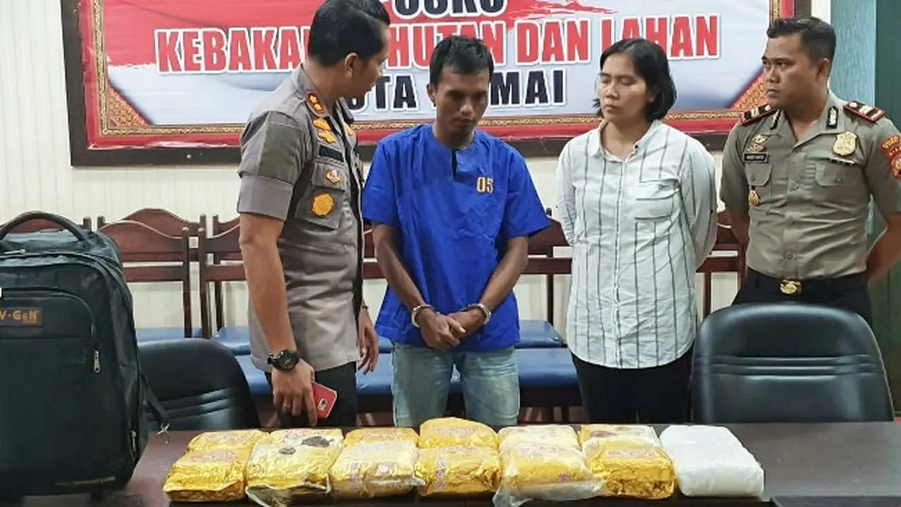 Kurir jaringan narkoba Malaysia membuang tas berisi sabu ke tembok rumah tetangganya untuk mengelabui personel Polres Kota Dumai.