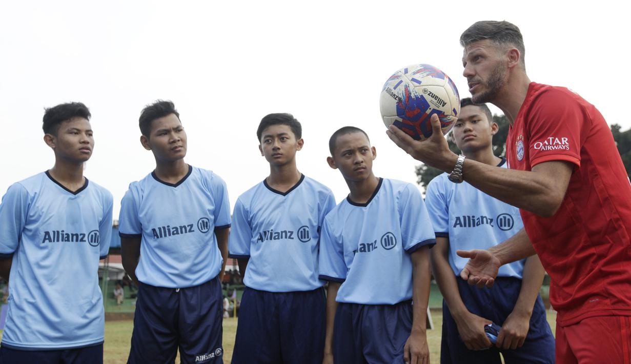 Legenda Bayern Munchen, Martin Demichelis, memberikan coaching clinic kepada pesepak bola muda di Lapangan PSPT Tebet, Jakarta, Minggu (23/6). Acara ini merupakan rangkaian Allianz Explorer Camp 2019. (Bola.com/Vitalis Yogi Trisna)
