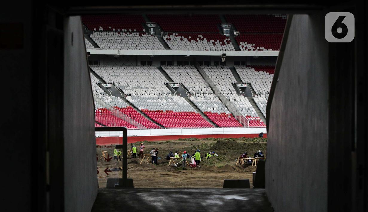 Proses revitalisasi lapangan utama juga bentuk pelayanan publik untuk masyarakat. (Liputan6.com/Herman Zakharia)