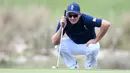 Pegolf Inggris, Justin Rose berkompetisi pada nomor perseorangan putra cabang golf di Olimpiade 2016, Kamis (11/8). Momen yang dilakukan Rose terasa spesial karena golf dipertandingkan di Olimpiade untuk pertama kalinya dalam 112 tahun. (Jim WATSON/AFP)
