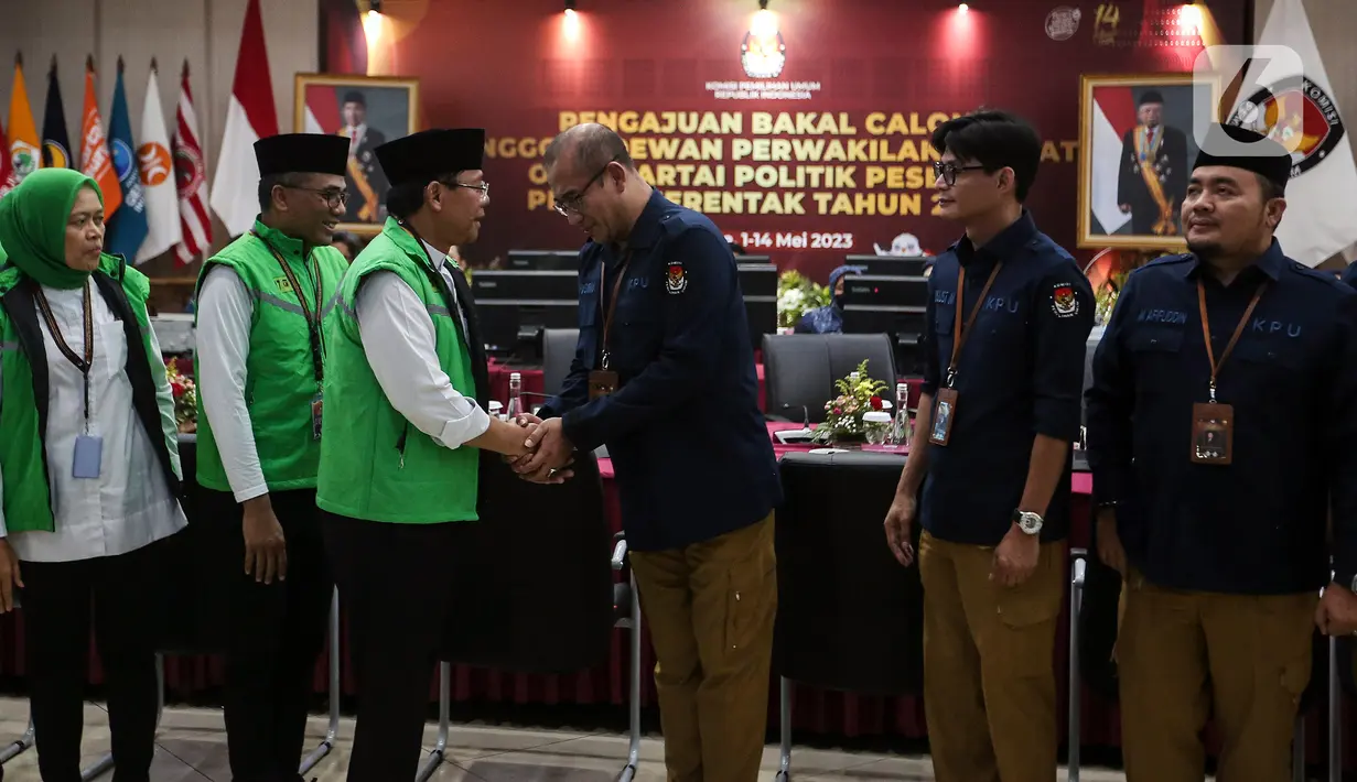 Kedatangan PPP untuk mendaftarkan Bacaleg ke KPU molor dari jadwal yang ditetapkan KPU. (Liputan6.com/Johan Tallo)