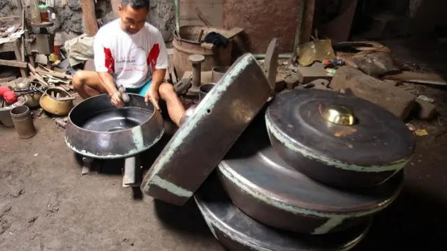 Legiyono mulai ikut mengajarkan anaknya cara membuat gamelan.