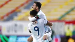 Penyerang Argentina, Joaquin Correa, melakukan selebrasi bersama Lionel Messi usai mencetak gol kegawang Bolivia pada laga kualifikasi Piala Dunia 2022 di Estadio Hernando Siles, Rabu (14/10/2020). Argentina menang dengan skor 2-1. (AP/Juan Karita)