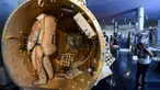Seorang wanita melihat modul pintu air stasiun ruang angkasa Mir di Memorial Museum of Cosmonautics (atau Museum Peringatan Eksplorasi Luar Angkasa) di Moskow (20/8/2019). (AFP Photo/Kirill Kudryavtsev)