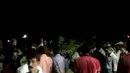 Warga berkumpul di puing-puing setelah kebakaran yang melanda sebuah kuil di Kollam, India Selatan, Minggu (10/4). Setidaknya 75 orang tewas dan lebih dari 200 terluka akibat kebakaran yang dipicu dari pesta kembang api tersebut. (REUTERS/ANI)