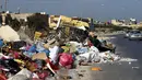 Tumpukan sampah terlihat di sepanjang sisi jalan di Tripoli, ibukota Libya (30/9/2019). Sampah yang berserakan di jalan tersebut menambah cobaan sehari-hari bagi penduduk ibukota yang kehidupannya telah diselingi kekurangan bahan bakar, listrik, dan air. (AFP Photo/Mahmud Turkia)