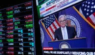 Pedagang bekerja di New York Stock Exchange saat Ketua Federal Reserve Jerome Powell berbicara setelah mengumumkan kenaikan suku bunga di New York, Amerika Serikat, 2 November 2022. (AP Photo/Seth Wenig)