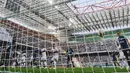 Proses terjadinya gol oleh bek Inter Milan, Danilo D'Ambrosio, ke gawang Genoa pada laga Serie A di Stadion Giuseppe Meazza, Minggu (24/9/2017). Inter Milan menang 1-0 atas Genoa. (AP/Luca Bruno)