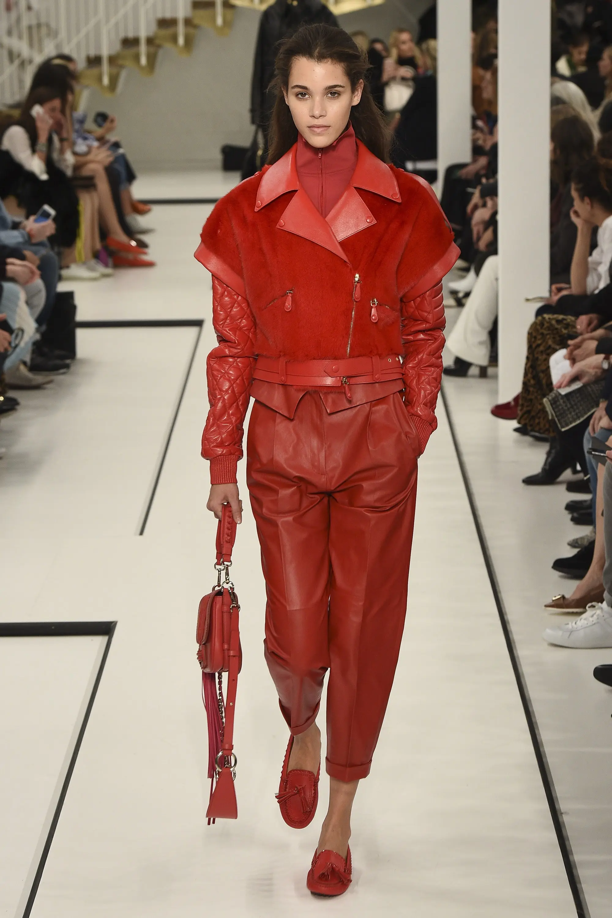 Merah adalah warna untuk musim fall/winter 2017. (Image: vogue.com)