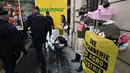 Petugas polisi Prancis terpaksa turun ke lokasi di mana para aktivis Greenpeace melakukan demonstrasi. (Miguel MEDINA/AFP)