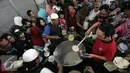 Tradisi Bubur Ramadan atau Bubur Banjar Samin yang dilaksanakan setiap bulan puasa selama sebulan penuh tersebut, awalnya dibawa dari Banjarmasin oleh H Yusuf Shalawat dan H Akhli Zen, Solo Selasa (7/6). (Liputan6.com/Boy Harjanto)