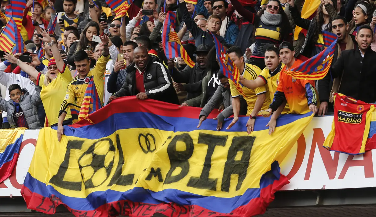 Sejumah fans dari Kolombia datang dan memberikan dukungan kepada Yerry Mina pada sesi perkenalan di Barcelona, (13/1/2018). Mina didatangkan Barcelona dari Palmeiras sebesar 10.5 juta pounds. (AFP/Pau Barrena)