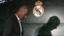Zinedine Zidane – Real Madrid akan ditinggal ketiga kalinya oleh Zinedine Zidane. Alasan kepergian Zidane karena dirinya merasa kelelahan menangani musim 2020/2021 serta gagal mempersembahkan trofi untuk klub yang berjuluk Los Merengues tersebut. (Foto: AFP/Pierre-Philippe Marcou)