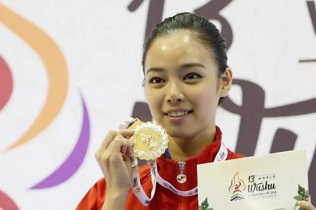 [Bintang] Tak Hanya Atlet Wushu, Lindswell Kwok Juga Punya Olshop!