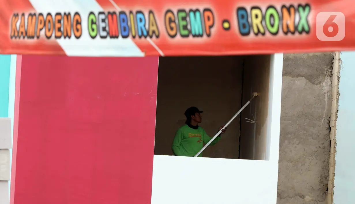 Pekerja mengerjakan pembangunan rumah bagi korban kebakaran di Kampung Gembira Gembrong, Jakarta, Rabu (14/9/2022). Menurut data Pemprov DKI Jakarta, pembangunan 138 unit rumah bagi korban kebakaran di permukiman Kampung Gembira Gembrong telah mencapai 90 persen dan akan segera dihuni kembali pada akhir September 2022. (Liputan6.com/Herman Zakharia)