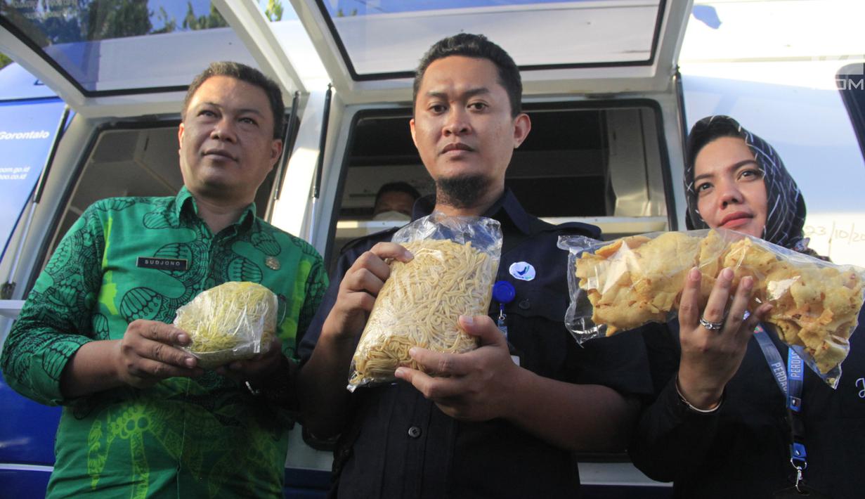 Petugas BPOM Gorontalo menunjukkan sampel makanan berbuka puasa atau takjil saat melakukan inspeksi di sejumlah tempat di Gorontalo, Selasa (14/5/2019). Jika terbukti menjual makanan mengandung bahan berbahaya, pelaku dapat dijerat dengan UU Pangan Nomor 18 Tahun 2012. (Liputan6.com/Arfandi Ibrahim)