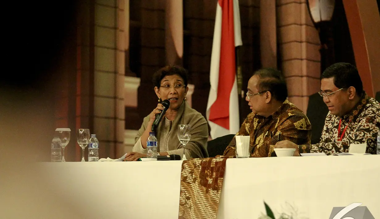 Susi Pudjiastuti memberikan penjelasan pada Rapimnas yang bertema "Mengembalikan Kejayaan Ekonomi Maritim untuk Kesejahteraan Rakyat", Jakarta, Senin (8/12/2014). (Liputan6.com/Faizal Fanani)