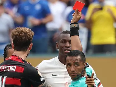 Pemain Chelsea, Nicolas Jackson diganjar kartu merah oleh wasit saat laga Grup D Piala Dunia Antarklub 2025 melawan Flamengo di Lincoln Financial Field stadium, Philadelphia, Amerika Serikat, Sabtu (21/06/2025) WIB. (AFP/Franck Fife)