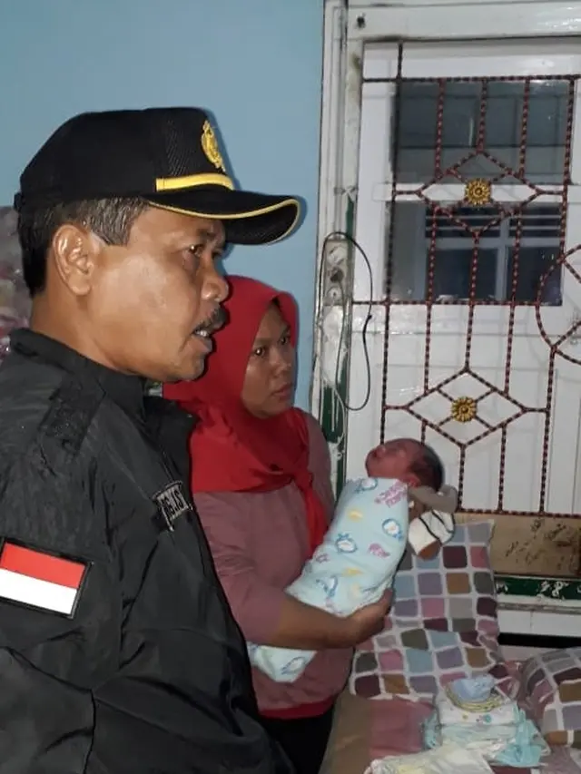 Bayi laki-laki yang diperkirakan baru berusia empat jam ditemukan dalam kardus , di Jeruklegi Wetan, Cilacap. (Foto: Liputan6.com/Polres Cilacap/Muhamad Ridlo)