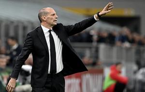 Pelatih AC Milan, Massimiliano Allegri, memberikan instruksi kepada para pemainnya selama pertandingan Serie A Italia antara AC Milan dan AS Roma di Stadion San Siro, Milan, pada 2 November 2025. (Isabella BONOTTO / AFP)
