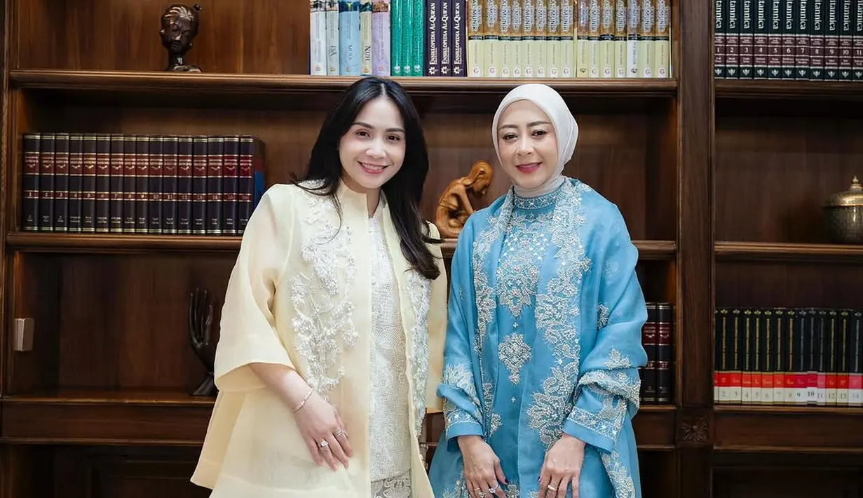 Sebagai bawahan, Nagita Slavina kenakan rok panjang lace berwarna putih dengan mules heels lace [@raffinagita1717]