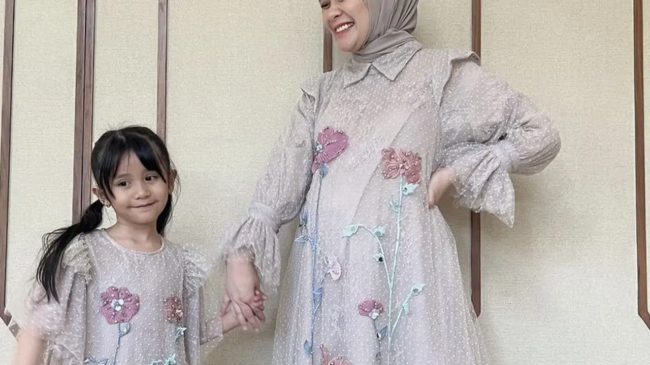 Style Gamis ala Selebgram hingga Artis,