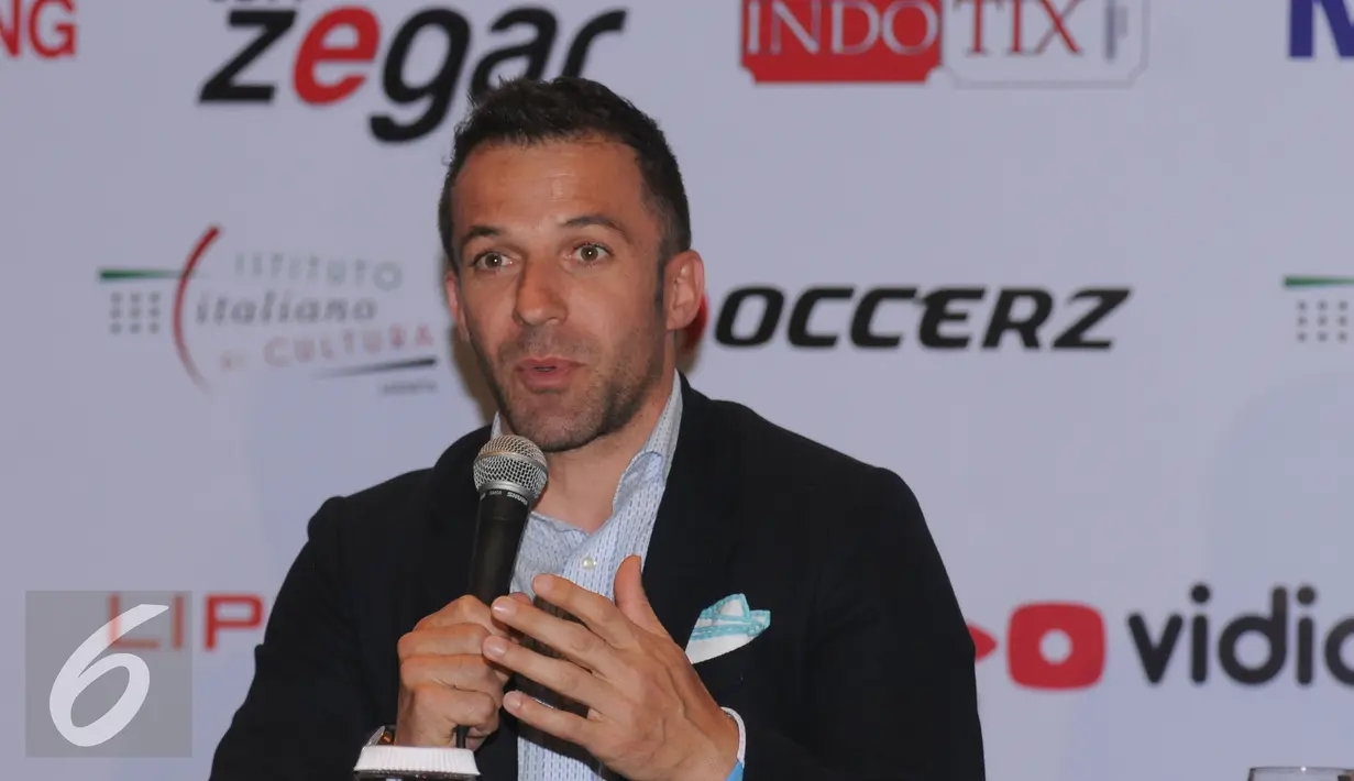 Mantan pemain timnas Italia, Alessandro Del Piero memberikan keterangan di Jakarta, Jumat (20/5/2016). Legenda Italia ditantang Primavera Baretti dalam laga persahabatan di Stadion GBKJakarta, Sabtu (21/5). (Liputan6.com/Helmi Fithriansyah)
