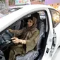 Perempuan Arab Saudi menjajal mobil saat mengunjungi showroom mobil khusus wanita di kota pelabuhan Laut Merah, Jeddah, Kamis (11/1). Showroom mobil khusus wanita tersebut dibuka di sebuah pusat perbelanjaan di Jeddah. (Amer HILABI/AFP)