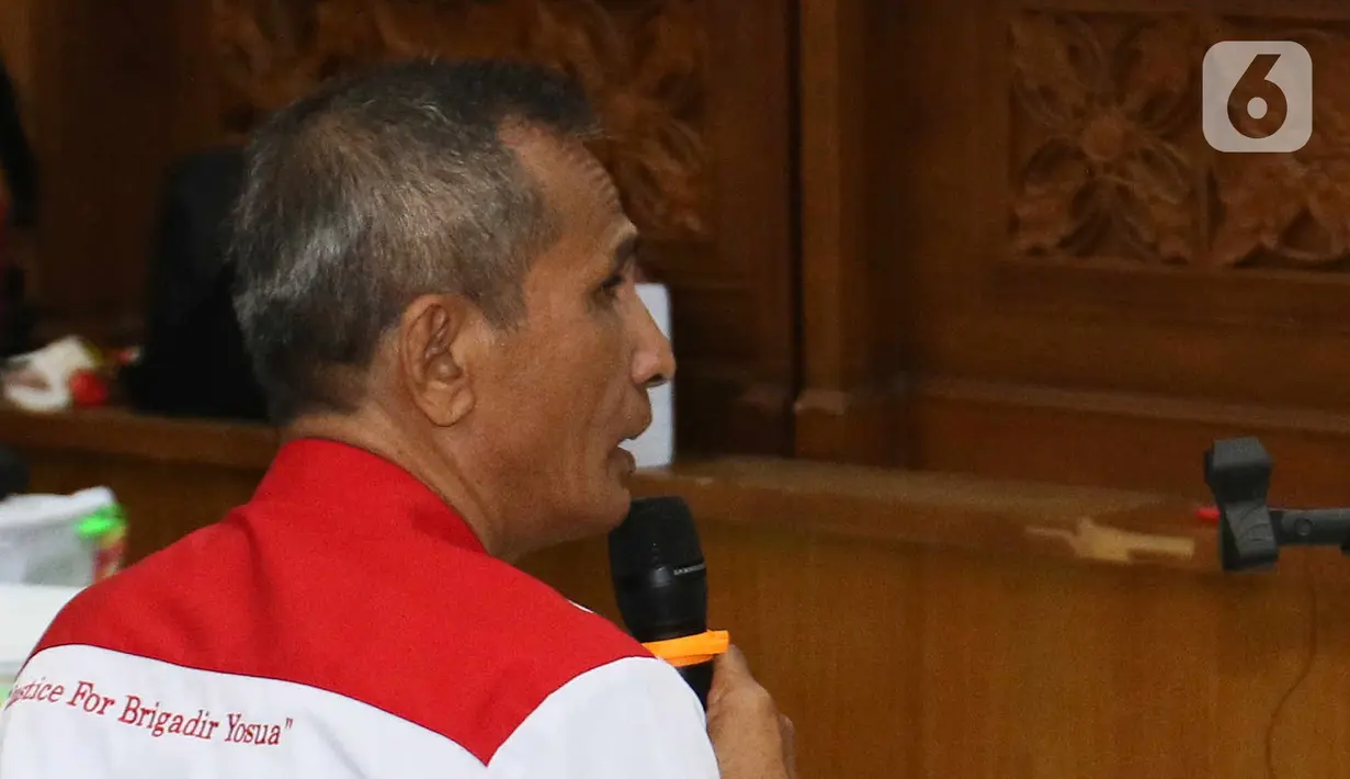 Orang tua Brigadir Yoshua, Samuel Hutabarat memberikan keterangan saat mengikuti sidang lanjutan pembunuhan Brigadir Yosua dengan terdakwa Richard Eliezer Pudihang Lumiu di PN Jakarta Selatan, Jakarta, Selasa (25/10/2022). Sidang itu beragenda mendengarkan keterangan saksi diantaranya saksi pelapor Kamaruddin Simanjuntak, kedua orang tua korban Samuel Hutabarat dan Rosti Simanjuntak serta pacar korban Vera Simanjuntak. (Liputan6.com/Herman Zakharia)