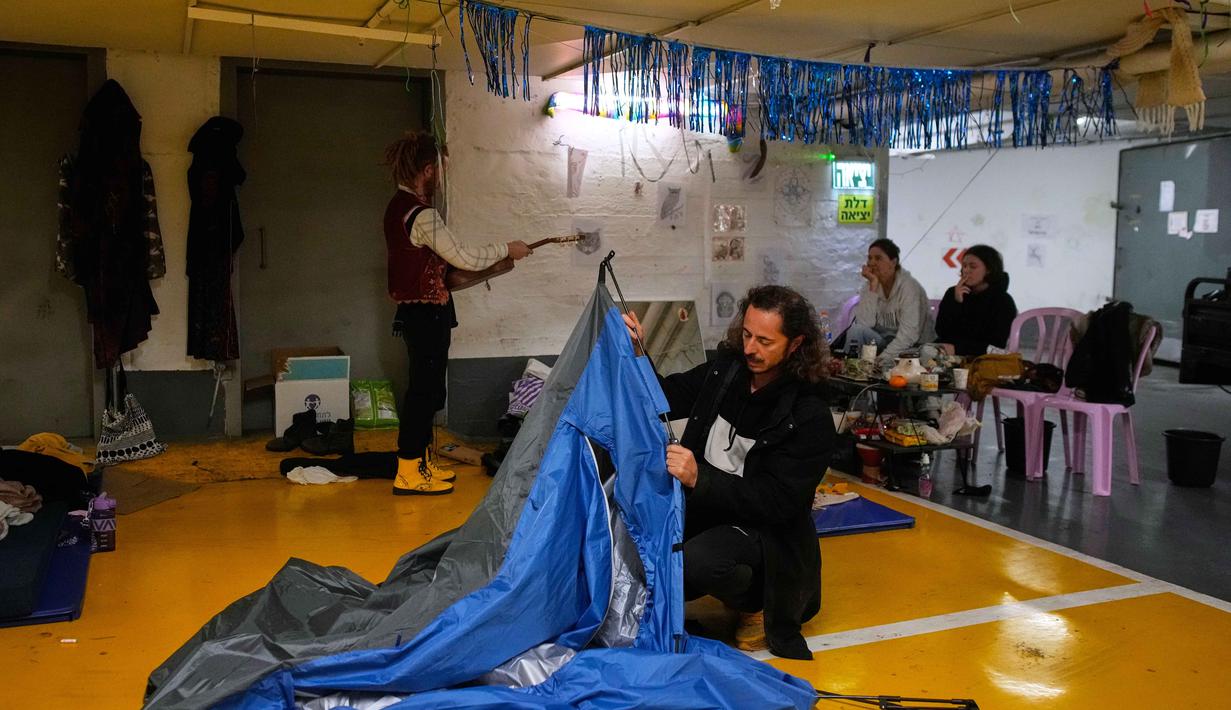 Pengumuman tersebut disambut hangat warga Israel yang berlindung di sejumlah lokasi perlindungan bawah tanah. Tampak dalam foto, warga membongkar tenda mereka di tempat perlindungan bawah tanah tempat mereka tinggal selama perang dengan Iran, setelah pengumuman gencatan senjata selama dua minggu, di Tel Aviv, Israel, Rabu 8 April 2026. (AP Photo/Ohad Zwigenberg)