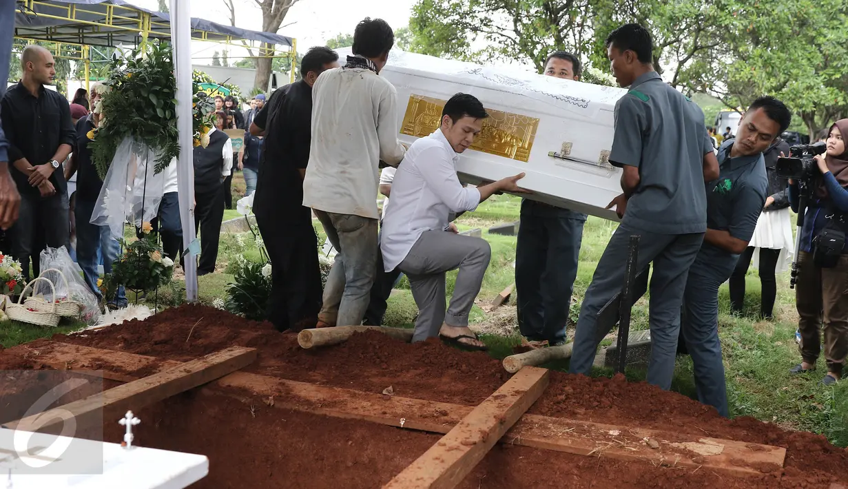Artis Jordi Onsu ikut menurunkan peti jenazah sang ayah, Johannes Abraham Onsu, ke liang lahat di TPU Pondok Ranggon, Jakarta Timur, Rabu (1/2). Ayah Ruben dan Jordi Onsu diketahui sempat mengalami komplikasi penyakit. (Liputan6.com/Herman Zakharia)