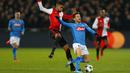 Bek Feyenoord, Jeremiah St Juste, berusaha merebut bola dari striker Napoli, Dries Mertens, pada laga Liga Champions di Stadion Kuip, Rotterdam, Rabu (6/12/2017). Feyenoord menang 2-1 atas Napoli. (AP/Peter Dejong)