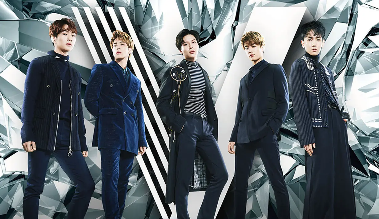 Seperti yang dilansir dari Soompi, SHINee sempat mempertimbangkan untuk menunda konser tersebut. Akan tetapi setelah mendapat dukungan langsung dari ibu Jonghyun, mereka pun memutuskan untuk tetap menggelar konser itu. (Foto: shinee.jp)