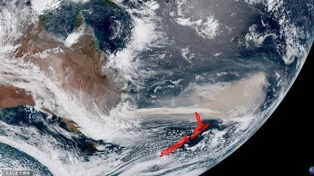 Asap dari kebakaran hutan Australia telah melayang 2.000 kilometer melintasi Laut Tasman, dan menyelimuti Selandia Baru