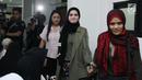 Istri Henry Baskoro Hendarso (Enji), Rosmanizar usai menjalani sidang cerai perdana di Pengadilan Agama Jakarta Timur, Kamis (16/8). Rosmanizar menghadiri sidang cerai perdana tanpa kehadiran Enji dengan agenda mediasi. (Liputan6.com/Herman Zakharia)