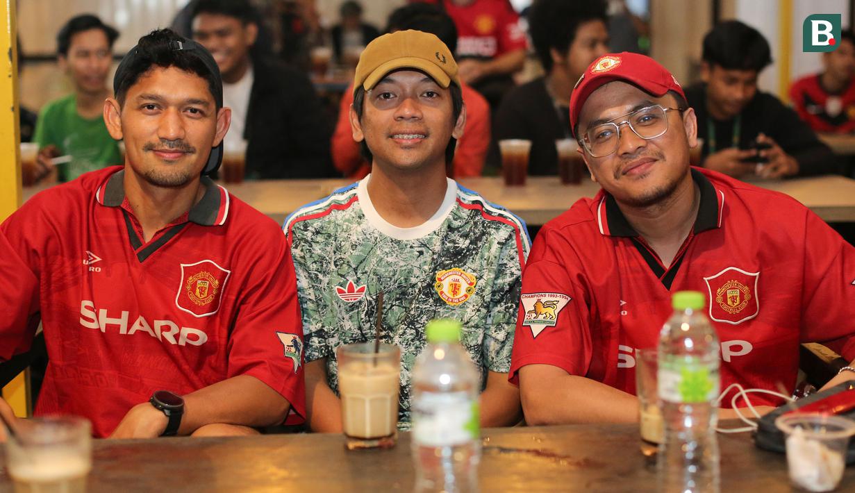 Ibnu Jamil (kiri), Rian d'Masiv (tengah), dan Mario Delano berfoto bersama saat Roaring Night Liga Inggris antara Manchester City melawan Manchester United di Picth 98, Kemang, Jakarta, Minggu (03/03/2024) malam WIB. (Bola.com/Abdul Aziz)