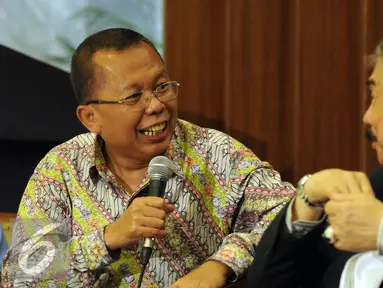 Anggota Komisi III DPR RI Arsul Sani (kiri) berbincang dengan Hakim Agung, Gayus Lumbuun saat diskusi di Kompleks Parlemen RI, Jakarta, Selasa (29/3/2016). Diskusi membahas Rancangan Undang-Undang Jabatan Hakim. (Liputan6.com/Helmi Fithriansyah)