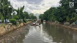 Kondisi anak Sungai Ciliwung saat sedang dilakukan pengerukan lumpur dan sampah di Jakarta, Jumat (26/1). Pengerukan dilakukan untuk mencegah pendangkalan sungai. (Liputan6.com/Immanuel Antonius)