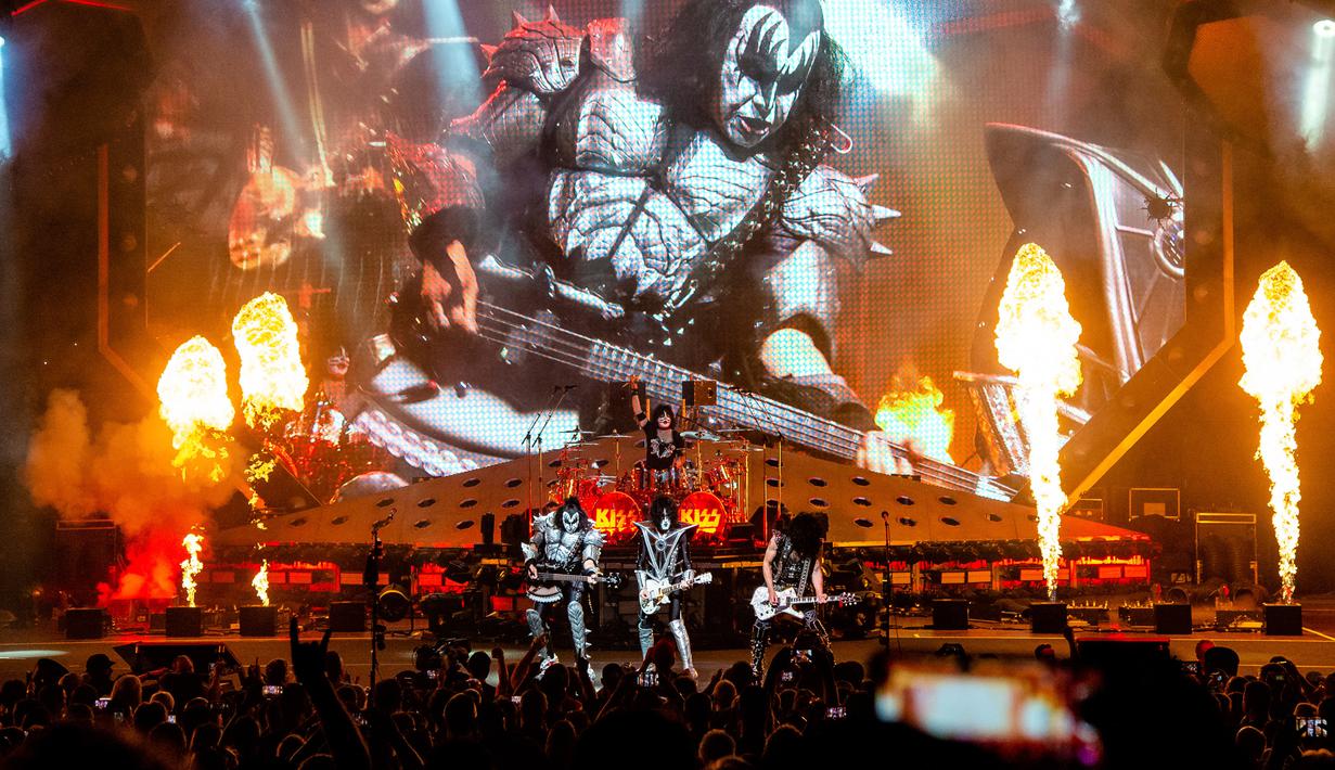Penampilan band heavy metal KISS dalam tur dunia bertajuk 'End of the Road' di Riverbend Music Center, Cincinnati, Ohio, Amerika Serikat, Kamis (29/8/2019). KISS menggebrak panggung Riverbend Music Center dalam tur perpisahan band tersebut. (Photo by Amy Harris/Invision/AP)