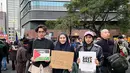 "Taunya ada suara keras “FREE FREE PALESTIN! Talk about Gaza!” Rombongan belum terlihat, suara sudah jelas terdengar.. Badan ku lgsg gemeter, nangis terharu ga bisa berenti, hatipun hangat," tulis Zaskia membagikan beberapa foto dan video ikut aksi yang diunggah 20 November. [Instagram/zaskiadyamecca]
